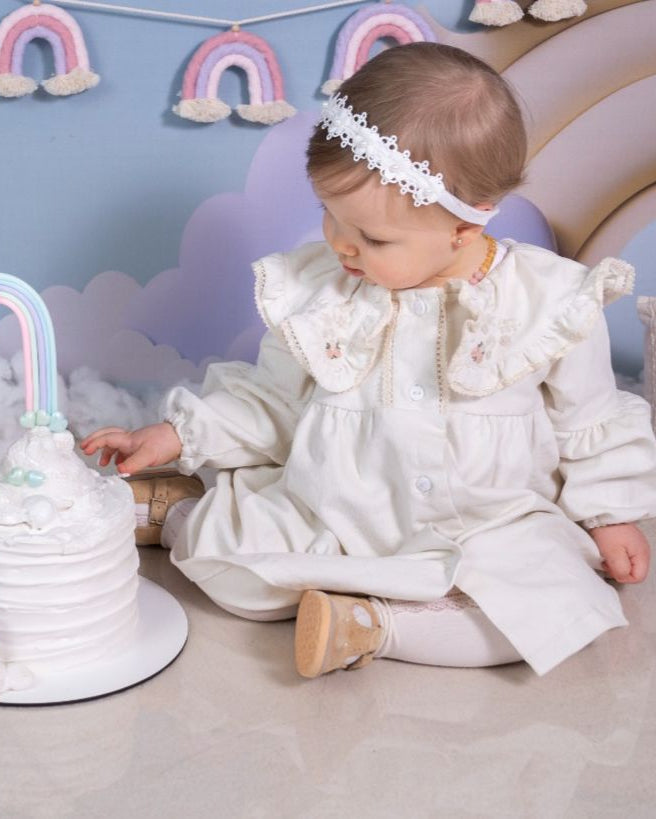 Vincha bebé puntilla blanca con flores y perlas