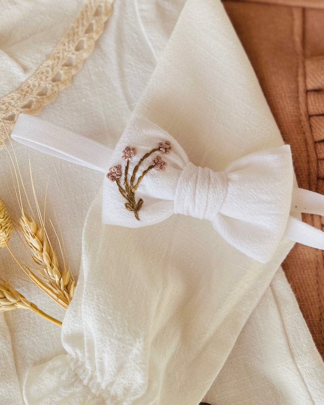 Vincha bebé bordada blanca con flores artesanal