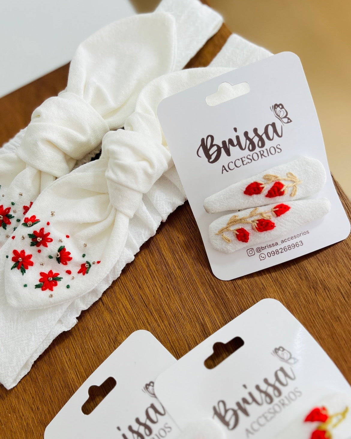 Vincha turbante bordada navideña blanca con flores rojas y verdes
