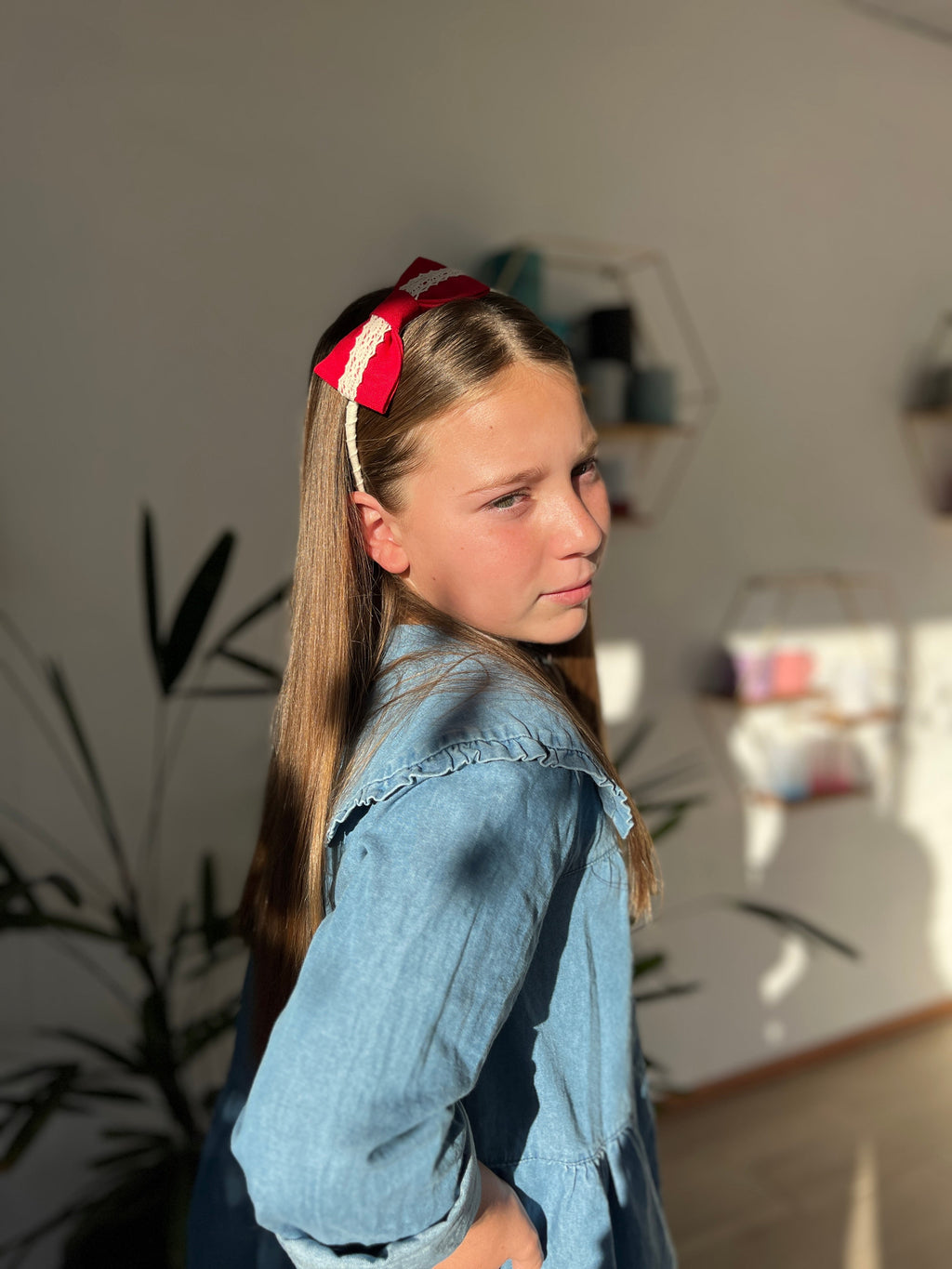 Vincha forrada moña roja con puntilla