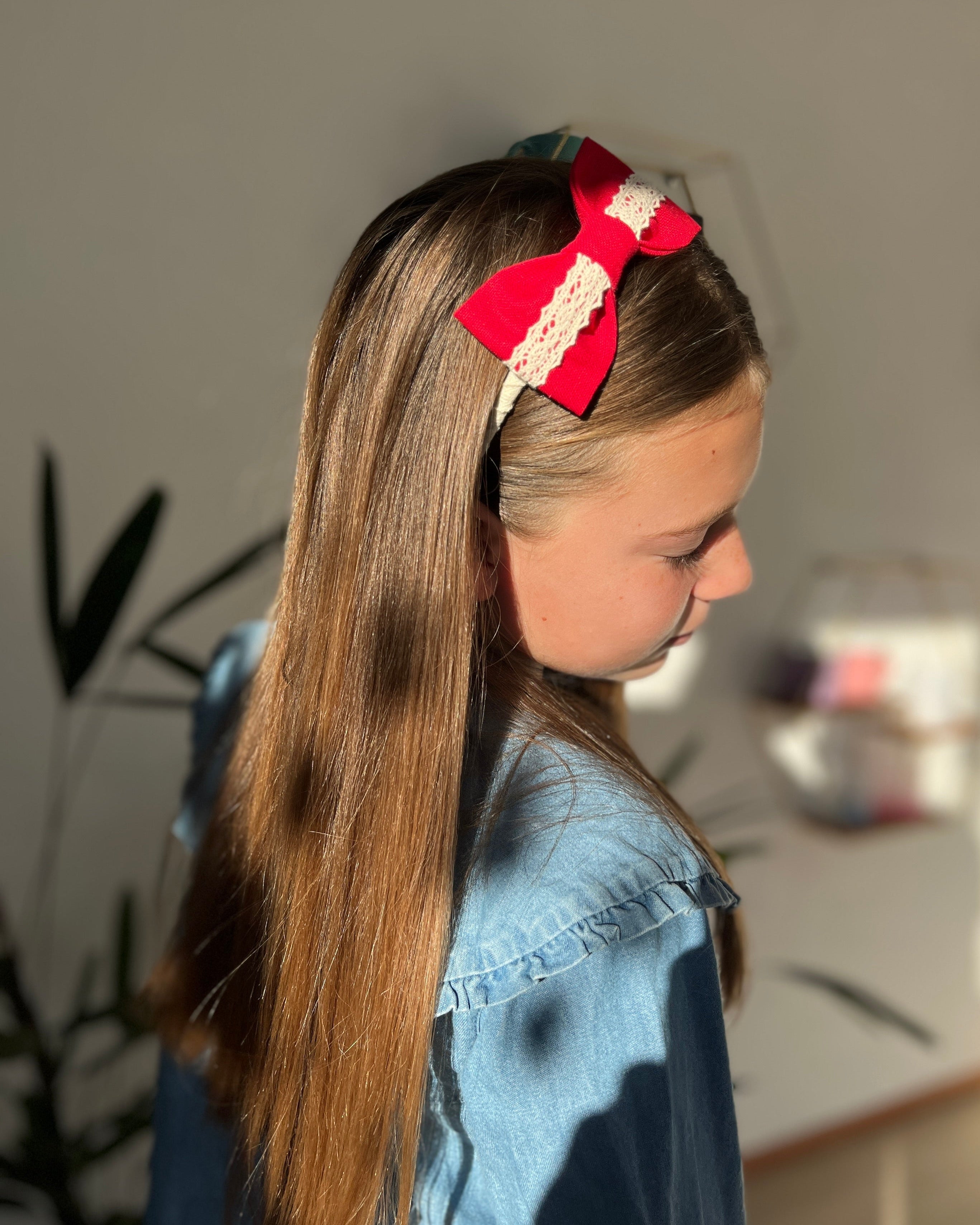 Vincha forrada moña roja con puntilla perfil