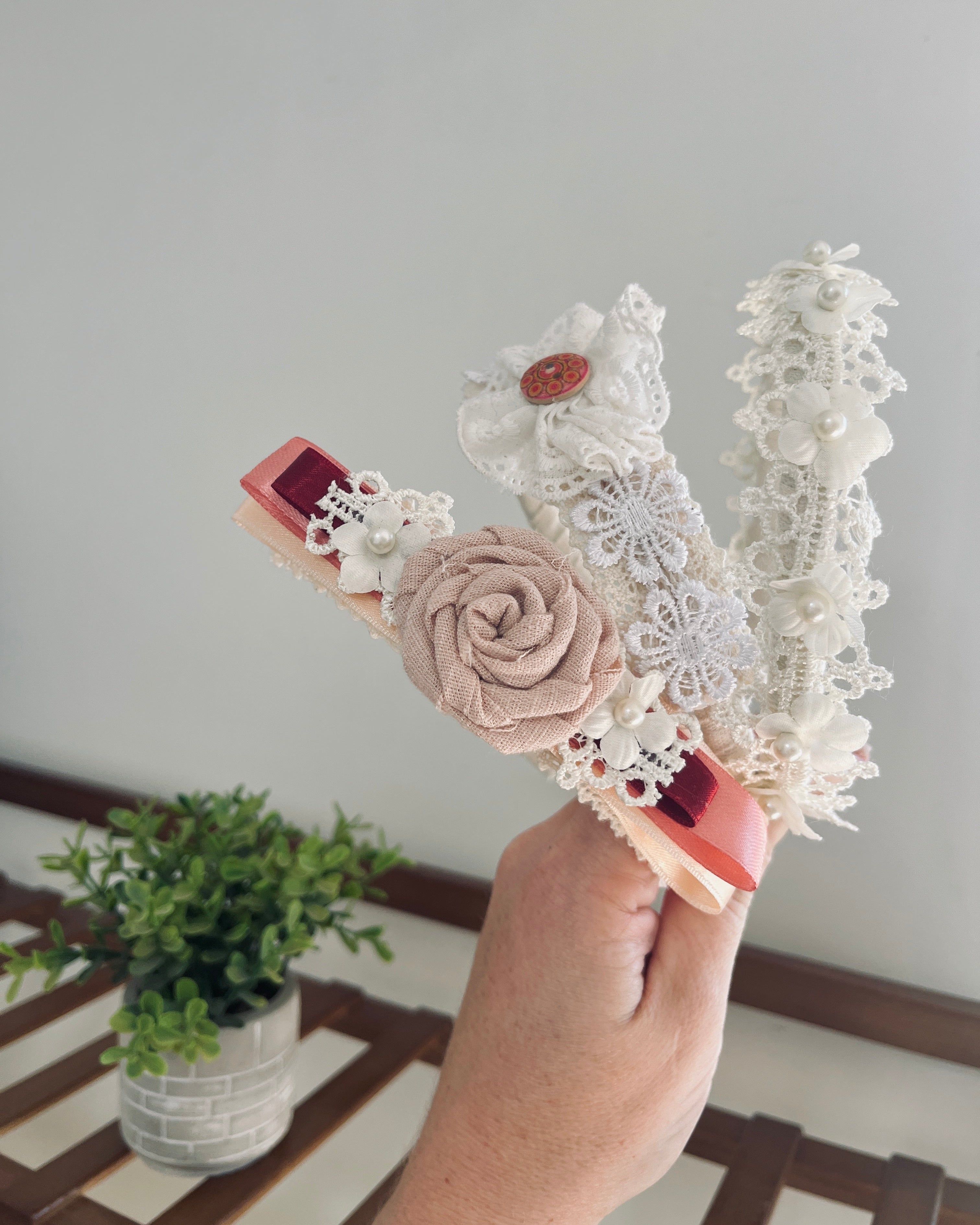 Pack x3 diademas artesanales con flores rococó encaje y perlas
