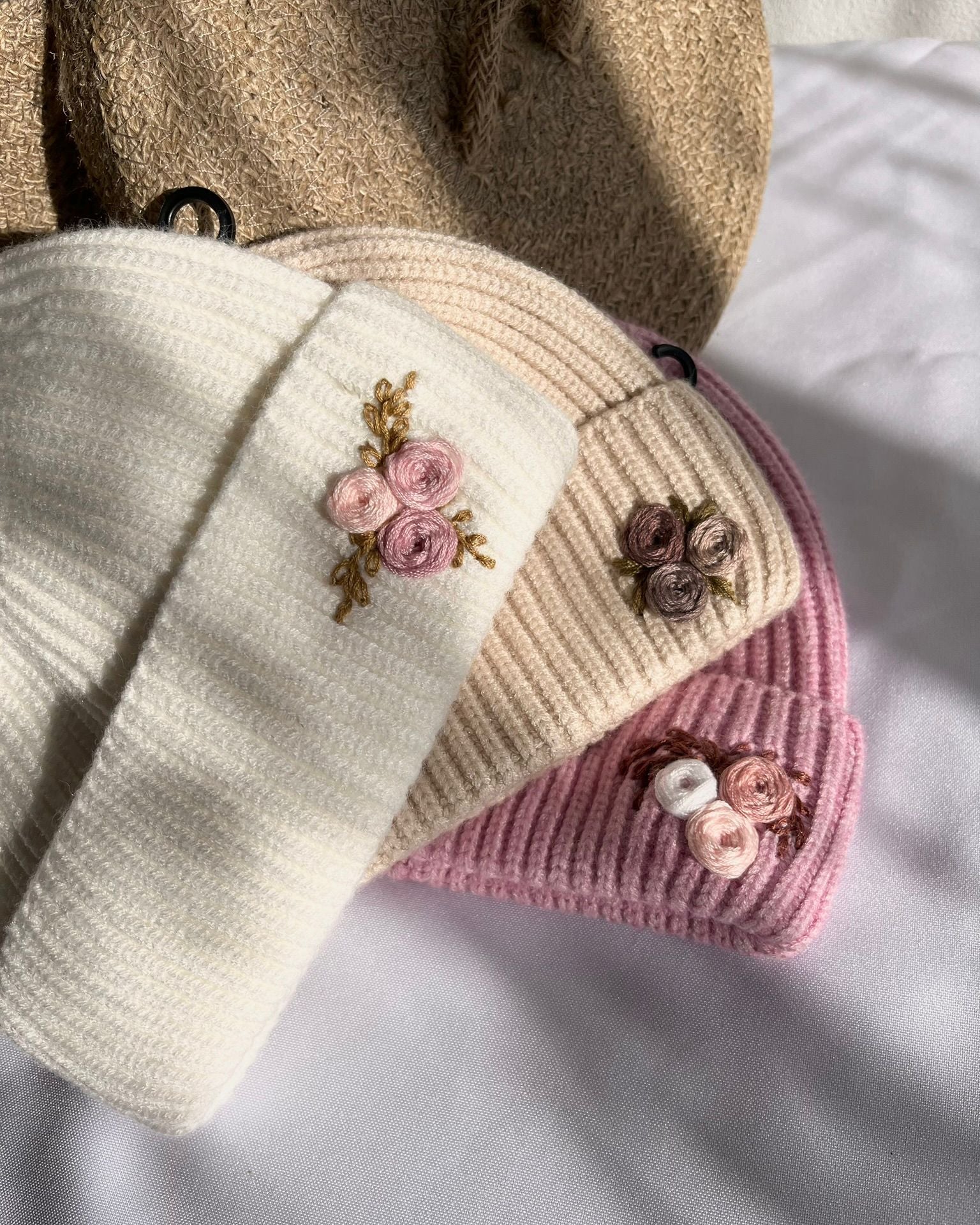 Gorras tejidas Miel bordadas a mano