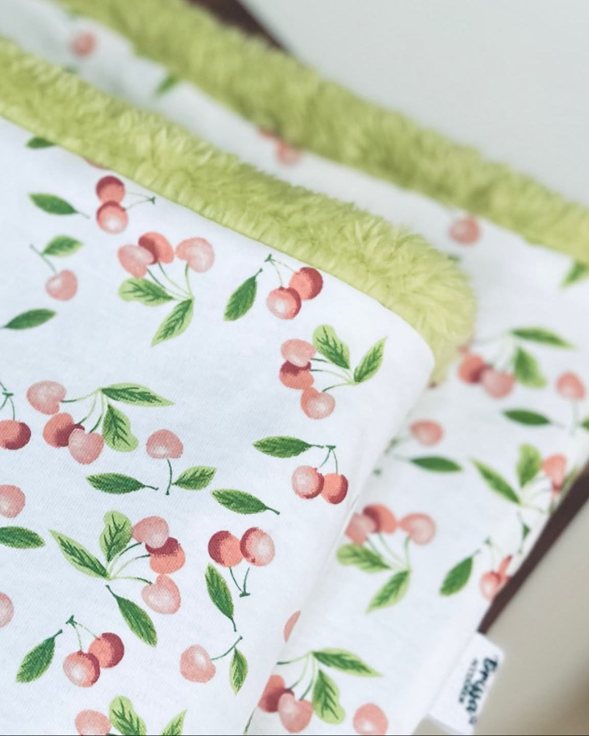 Cuello Estampado Cerezas con Sherpa Verde Manzana