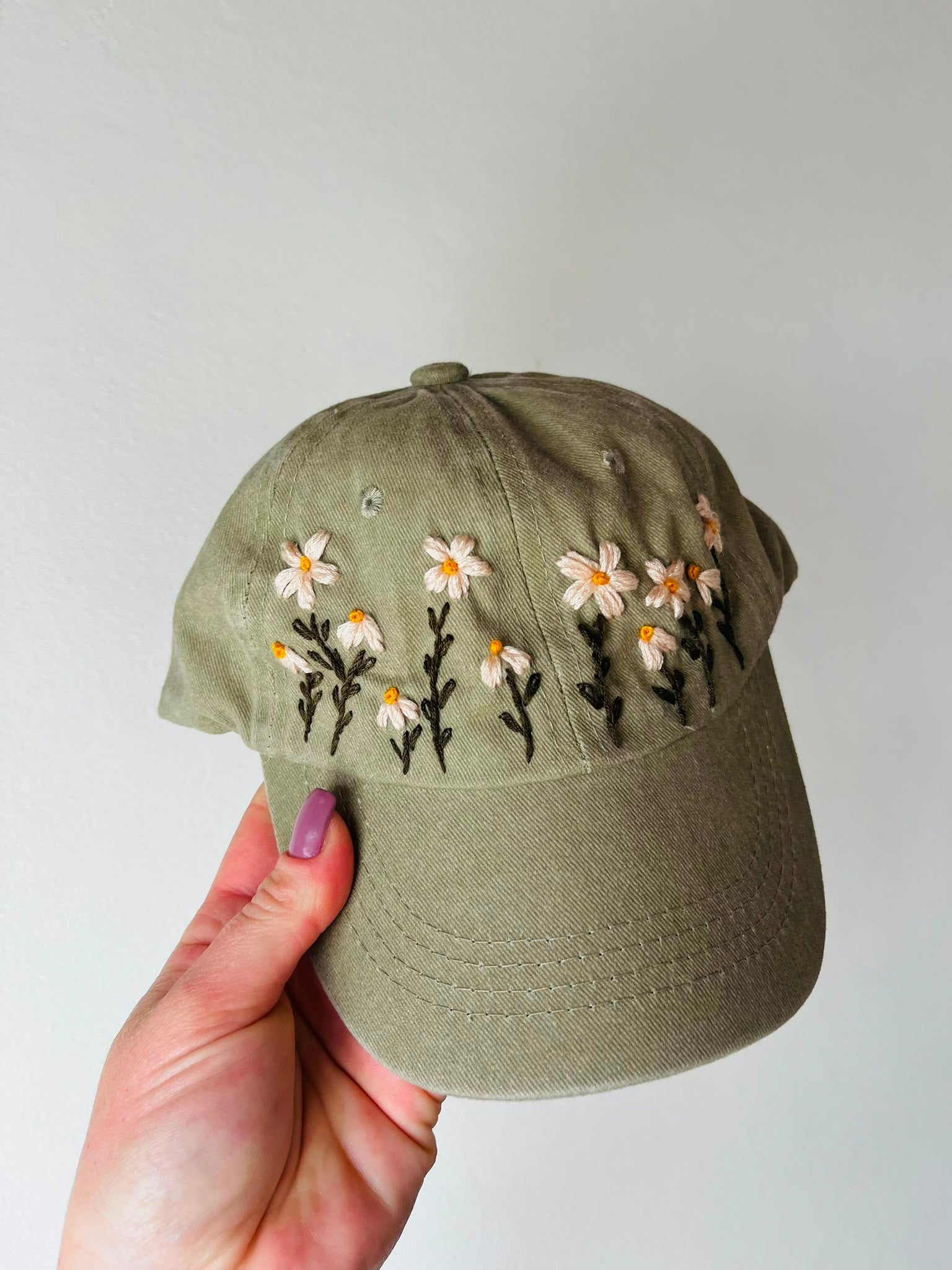 Gorro bordado verde oliva para niña con margaritas artesanales