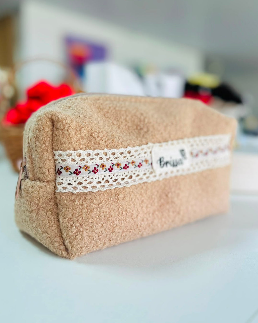 Cartuchera de Bouclé con Puntilla y Guarda Floral