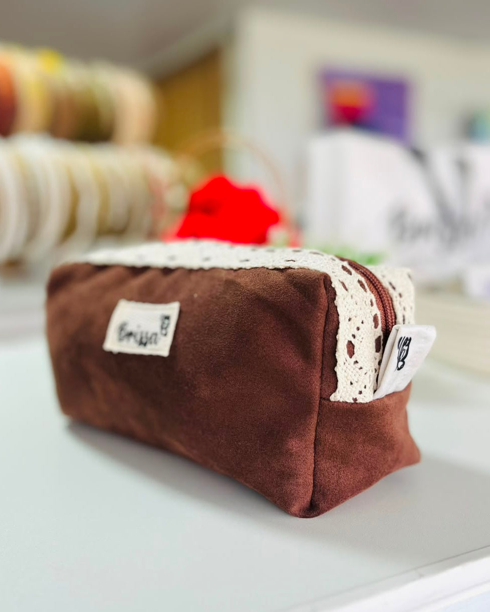 Cartuchera de Gamusa con Puntilla