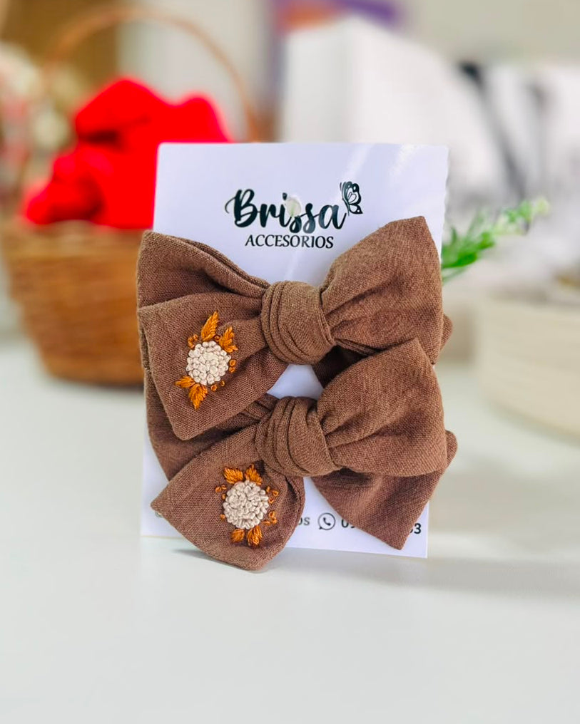 Moña Bordada Chocolate
