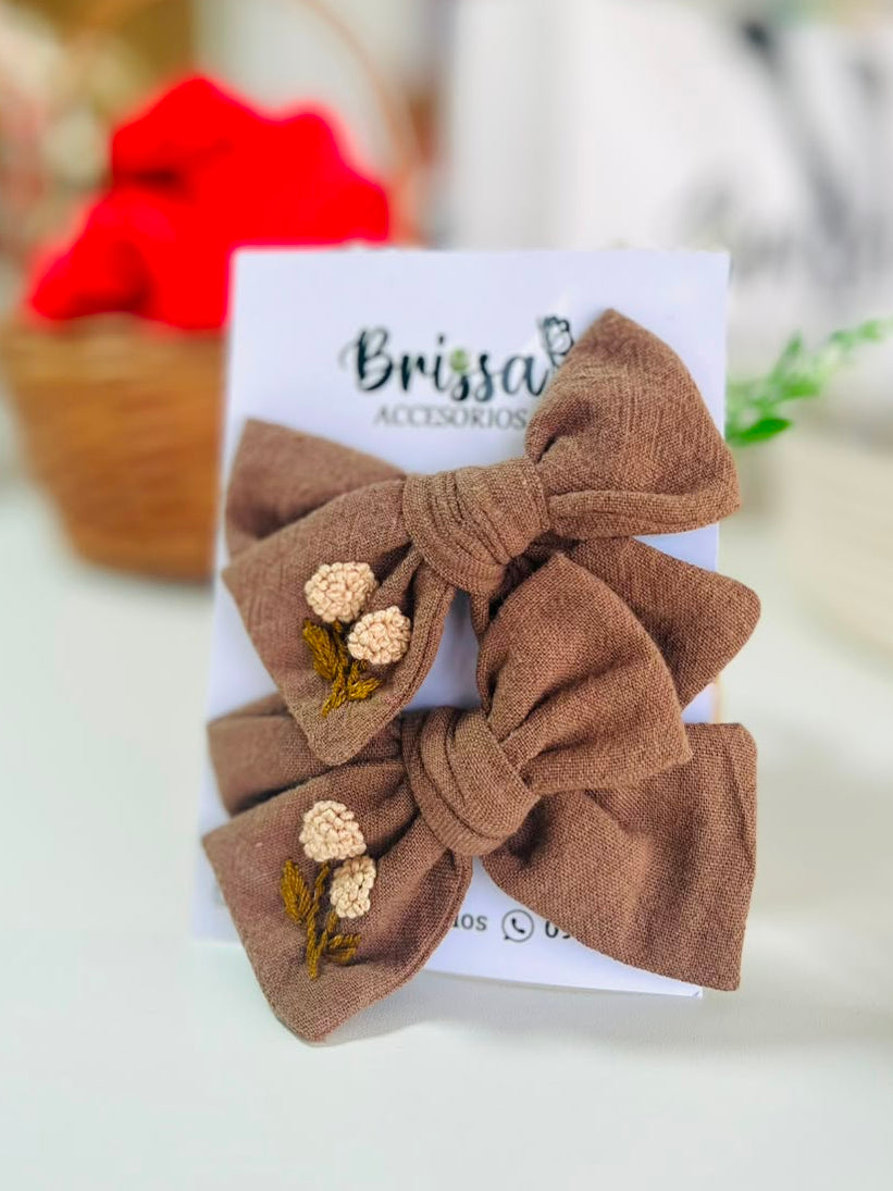 Moña Bordada Chocolate con bordado floral artesanal - Brissa Accesorios