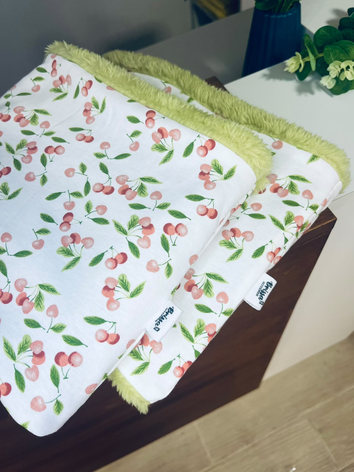 Cuello Estampado Cerezas con Sherpa Verde Manzana