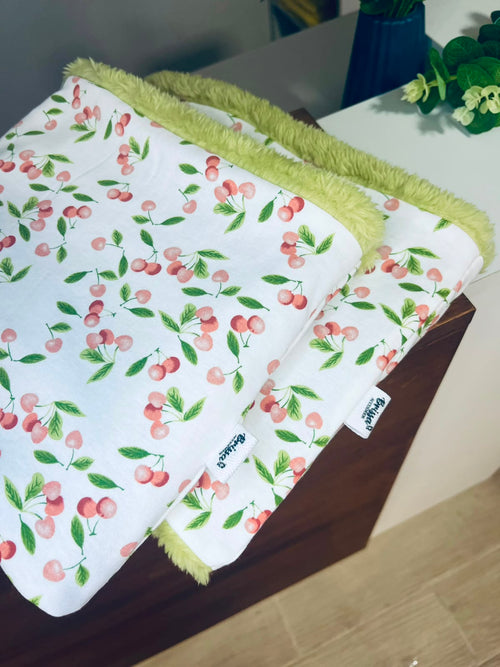 Cuello Estampado Cerezas con Sherpa Verde Manzana
